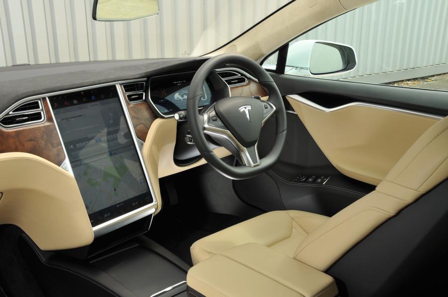 Интерьер Tesla Model S 60D  2016 года  (UK) (фото 4 из 17)